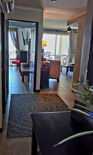 A hotel lobby with a bench, a table, and a Christmas tree. - Amazing oceanfront with access Crocs Resort (Jacó)