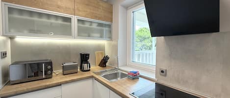 Réfrigérateur, micro-ondes, four, plaque de cuisson