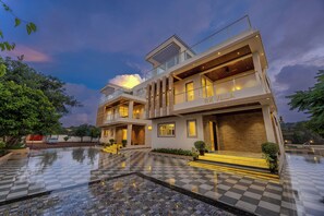 Exterior - ELIVAAS RK Villa 4BHK Hideaway with Pool (Lonavala)