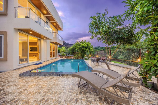 Outdoor pool - ELIVAAS RK Villa 4BHK Hideaway with Pool (Lonavala)