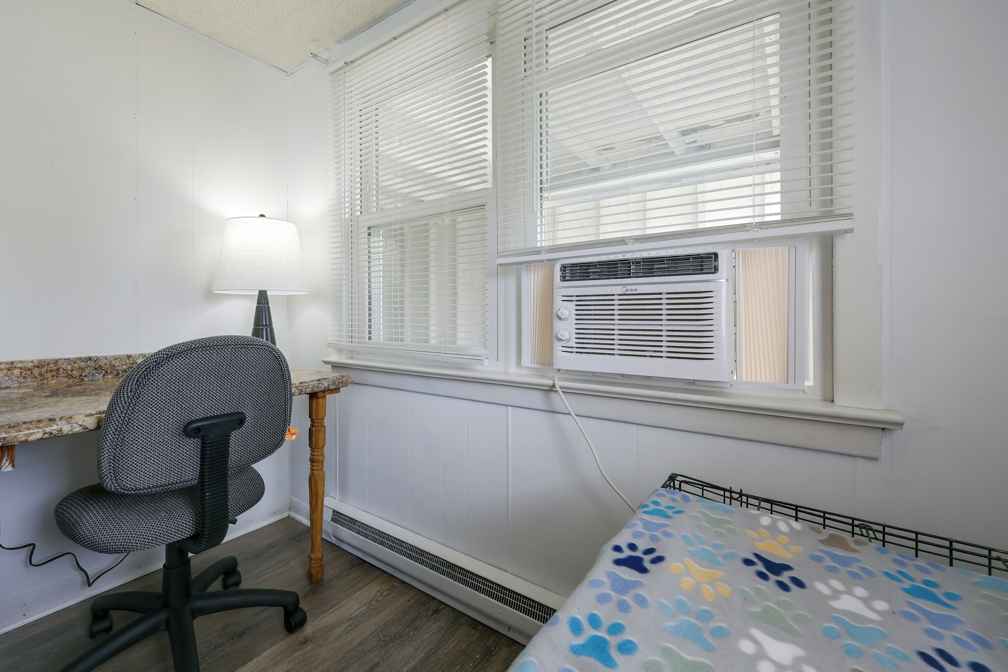 3 bedrooms, desk, iron/ironing board, travel crib