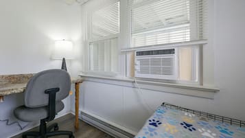 3 bedrooms, desk, iron/ironing board, travel crib