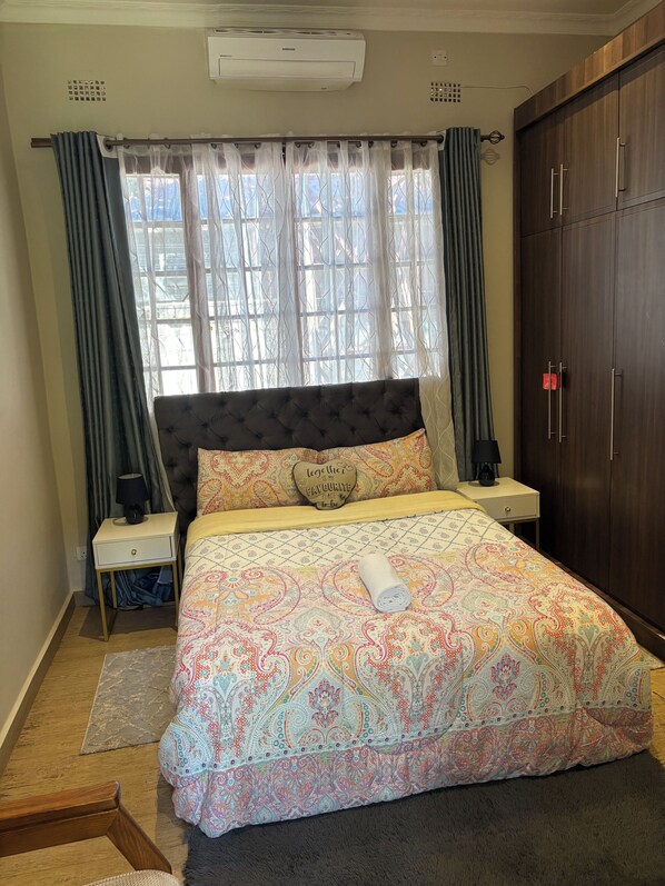 1 habitación, tabla de planchar con plancha, wifi gratis y ropa de cama 