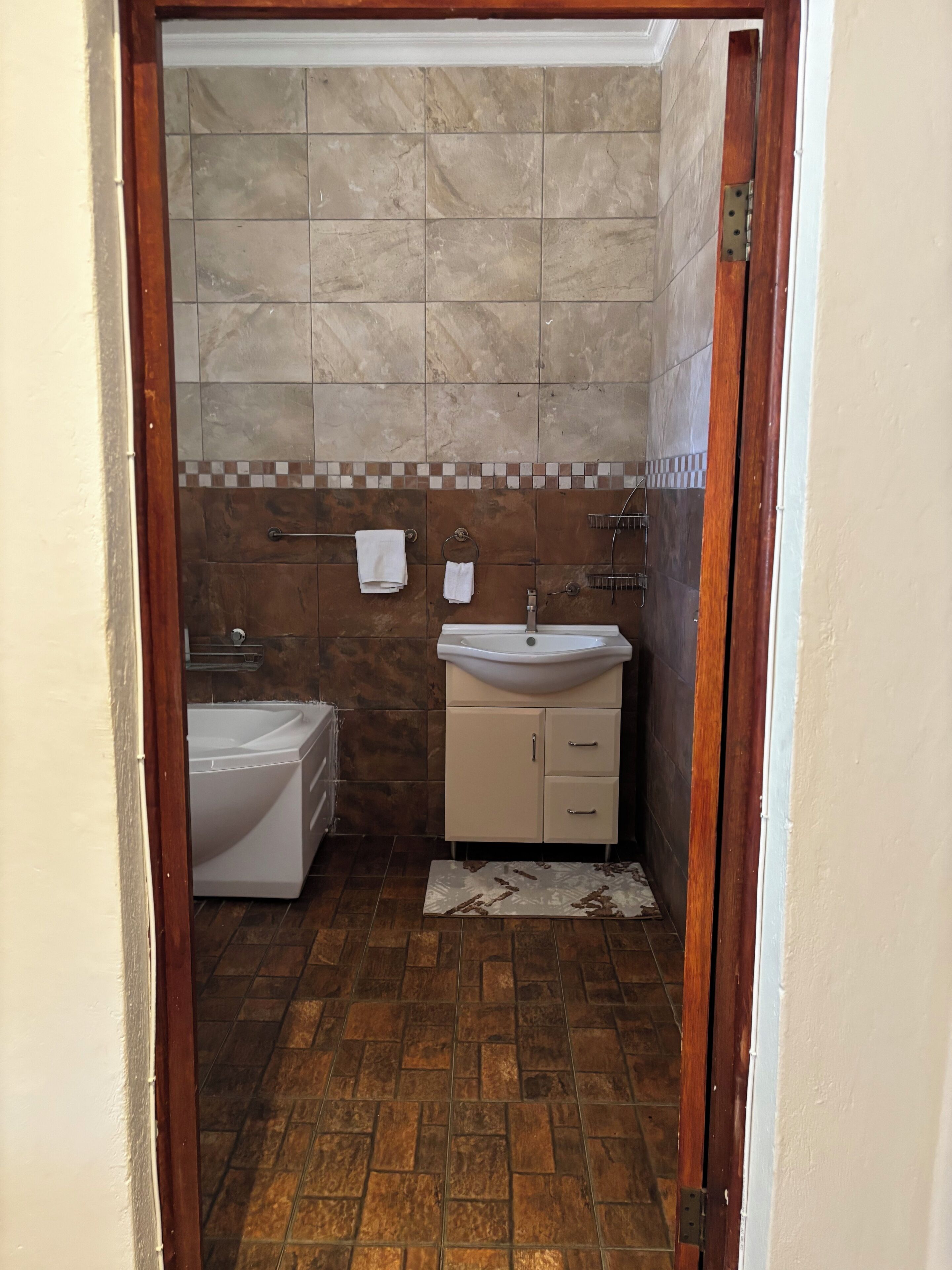Room Near Amercian International School - 路沙卡