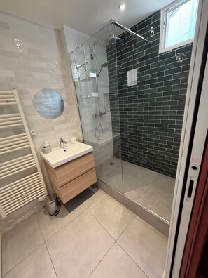 Bathroom - Vrbo Property (Paris)