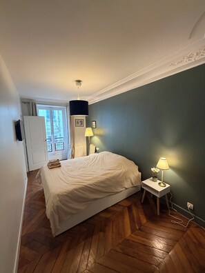 Room - Vrbo Property (Paris)