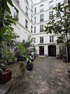 Exterior - Vrbo Property (Paris)
