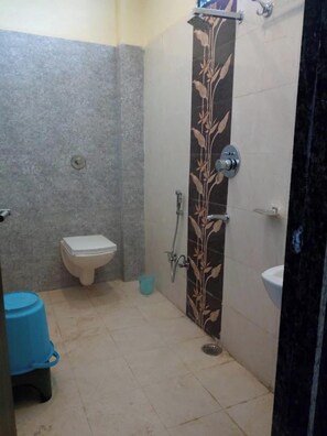 Family Triple Room, City View | Bathroom