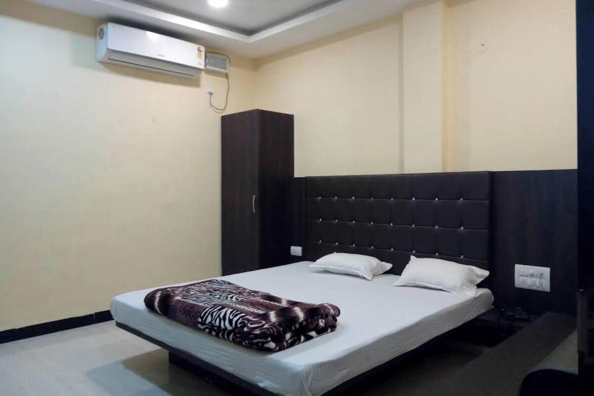 Deluxe Double Room, City View | Meja, Wi-fi percuma 