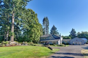 Exterior - Three Springs Estate | 7BR Retreat with Pond (Oregon City)