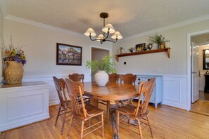 Dining - Three Springs Estate | 7BR Retreat with Pond (Oregon City)