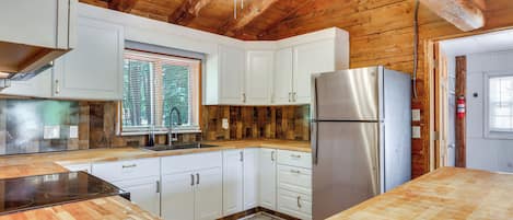 Coffee/tea maker, fridge, microwave, stovetop