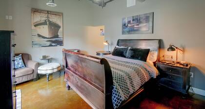 Industrial Dtwn Roanoke Loft w/ Private Hot Tub
