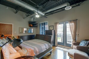 Room - Industrial Dtwn Roanoke Loft w/ Private Swim Spa (Roanoke)