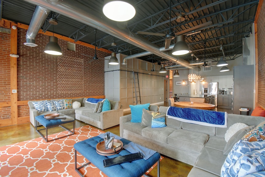Urban Downtown Roanoke Loft W/ Private Hot Tub - Roanoke, VA