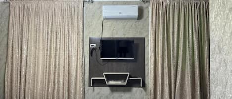 Habitación doble, vista a la ciudad | Caja de seguridad en la habitación y escritorio