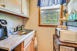 Wasserkocher mit Kaffee-/Teezubehör, Kühlschrank, Mikrowelle, Toaster