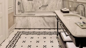 A bathroom with a shower, a bathtub, a sink, and a mirror. - Nazenin Hotel (Istanbul)