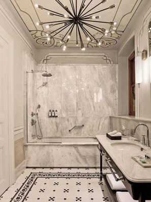 Un baño con ducha, bañera, lavabo y espejo.