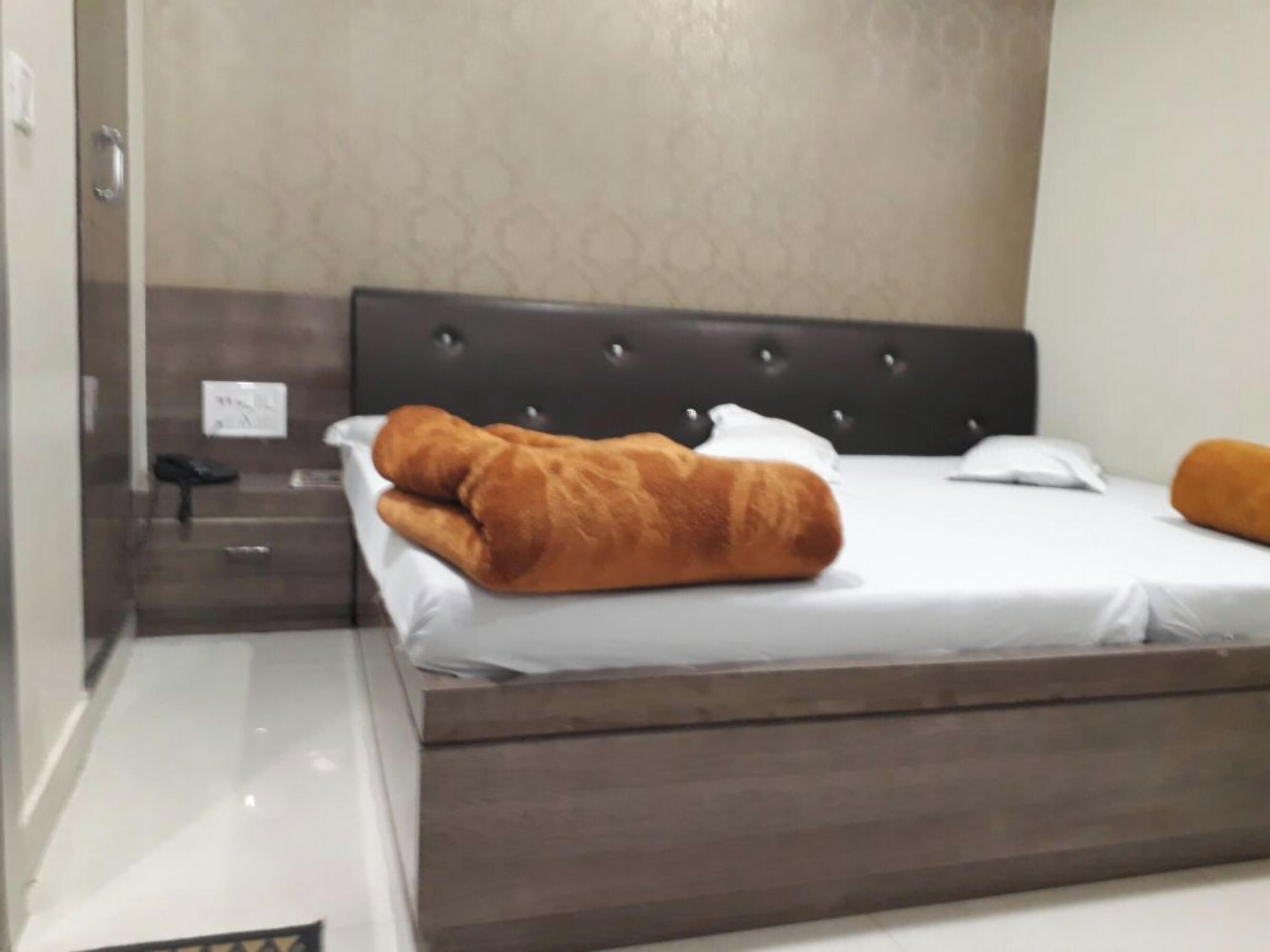 Deluxe-Dreibettzimmer, Stadtblick | Schreibtisch, kostenloses WLAN