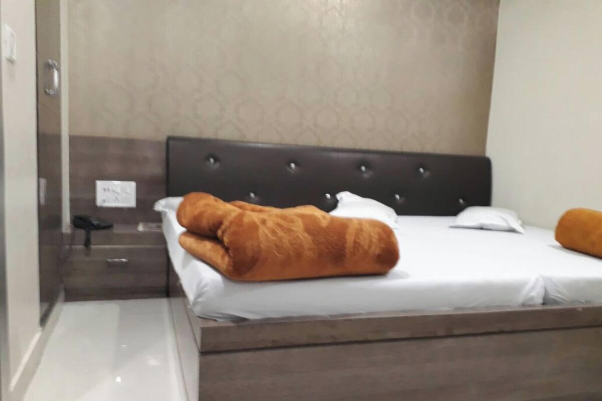 Deluxe Triple Room, City View | Desk, WiFi (free)