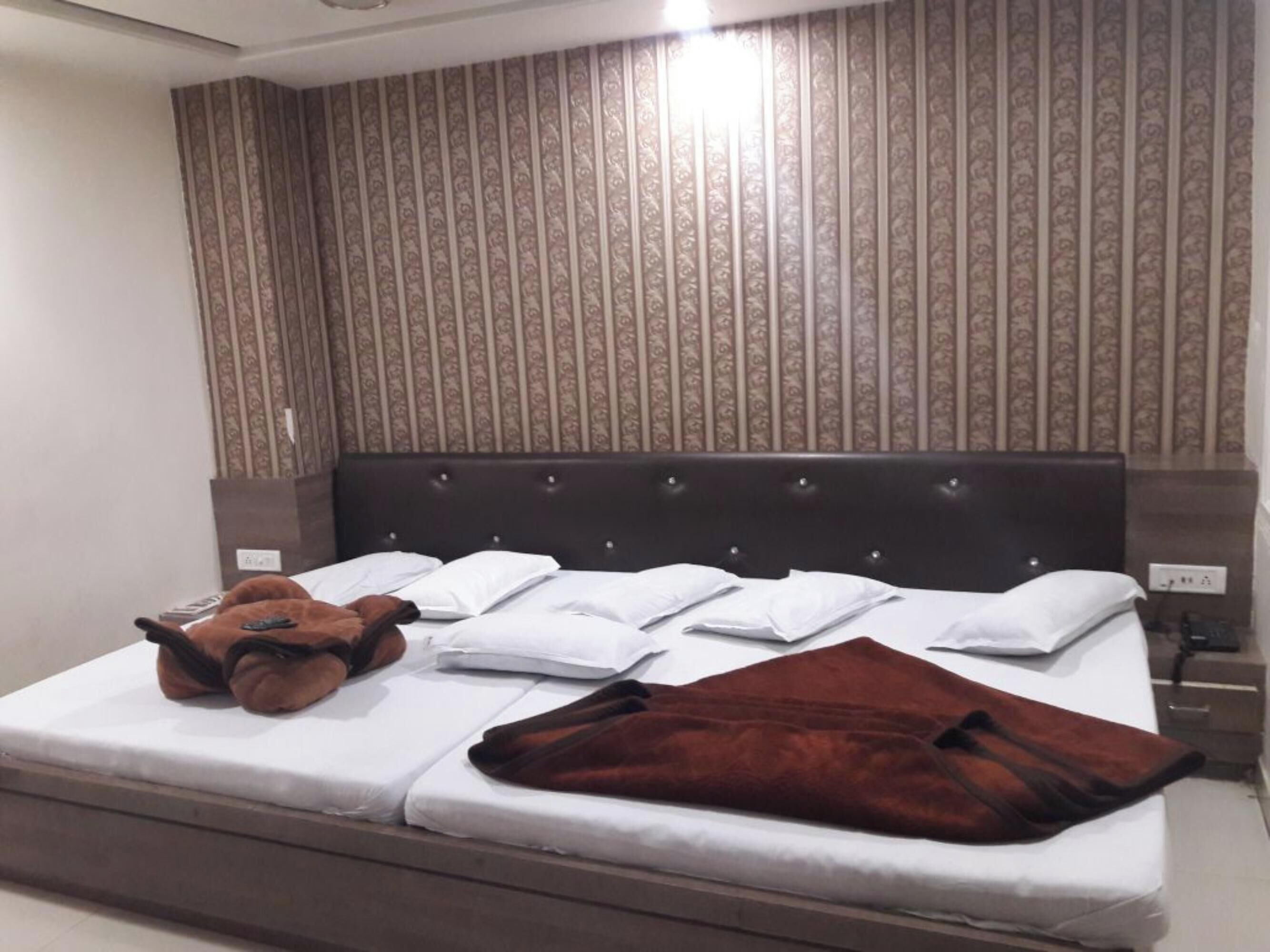 Deluxe-Vierbettzimmer, Stadtblick | Schreibtisch, kostenloses WLAN