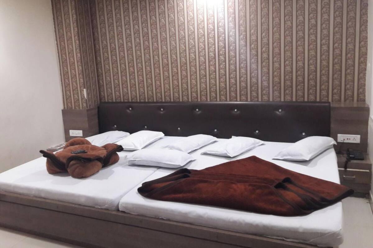 디럭스 쿼드룸, 시내 전망 | 책상, 무료 WiFi