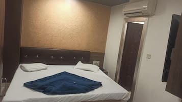 Deluxe Double Room, City View | Desk, WiFi (free)