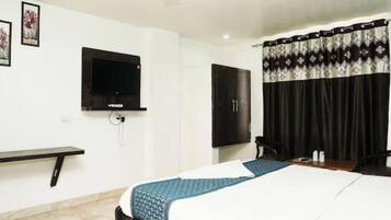 Double Room, Balcony, Ocean View | In-room safe, desk, iron/ironing board (on request), WiFi (free)
