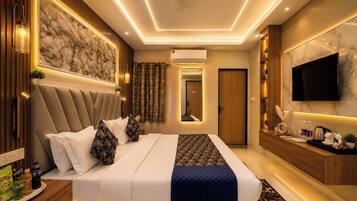 Double Room, Balcony, Ocean View | In-room safe, desk, iron/ironing board (on request), WiFi (free)