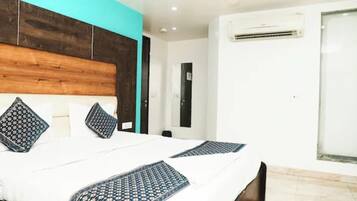 Double Room, Balcony, Ocean View | In-room safe, desk, iron/ironing board (on request), WiFi (free)