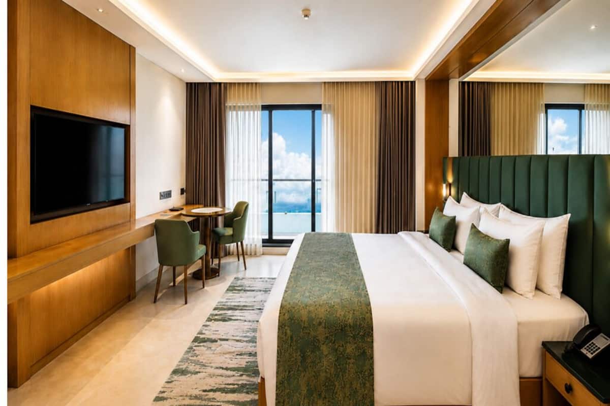 Executive Double Room | In-room safe, laptop workspace, blackout drapes, soundproofing