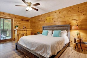 Room - Hot Tub + Arcade + Decks | Mins to Pigeon Forge Parkway | Dream Chaser (Sevierville)