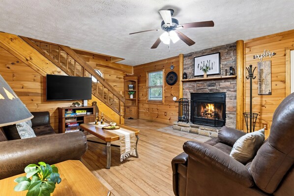 Living area - Hot Tub + Arcade + Decks | Mins to Pigeon Forge Parkway | Dream Chaser (Sevierville)