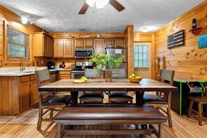 Dining - Hot Tub + Arcade + Decks | Mins to Pigeon Forge Parkway | Dream Chaser (Sevierville)