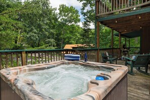 Outdoor spa tub - Hot Tub + Arcade + Decks | Mins to Pigeon Forge Parkway | Dream Chaser (Sevierville)