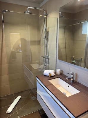 Douche, sèche-cheveux, serviettes fournies
