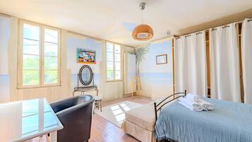 3 chambres, fer et planche à repasser, Wi-Fi, draps fournis