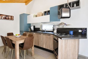 Wasserkocher mit Kaffee-/Teezubehör, Kühlschrank, Mikrowelle, Ofen