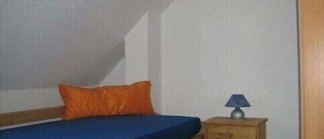 2 bedrooms, travel cot, free WiFi