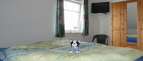 2 bedrooms, travel cot, free WiFi