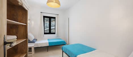 3 habitaciones, tabla de planchar con plancha, wifi y ropa de cama