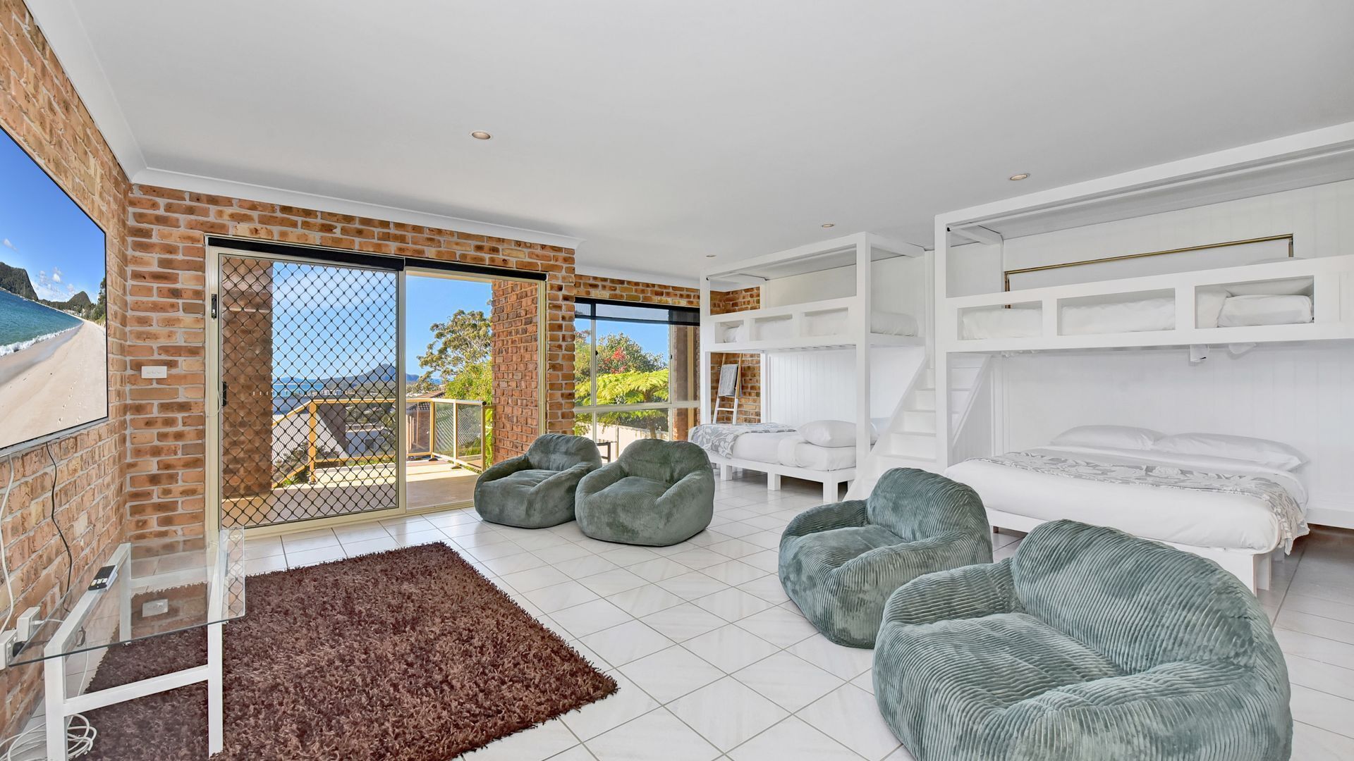 5 bedrooms, WiFi (free), bed sheets
