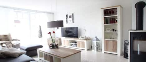 Een smart-tv, een open haard en een dvd-speler