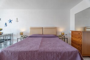 Iron/ironing board, WiFi, bed sheets - Holiday Apartment 'Port Royale 158' with Sea View, Communal Pool and Wi-Fi (Arona)