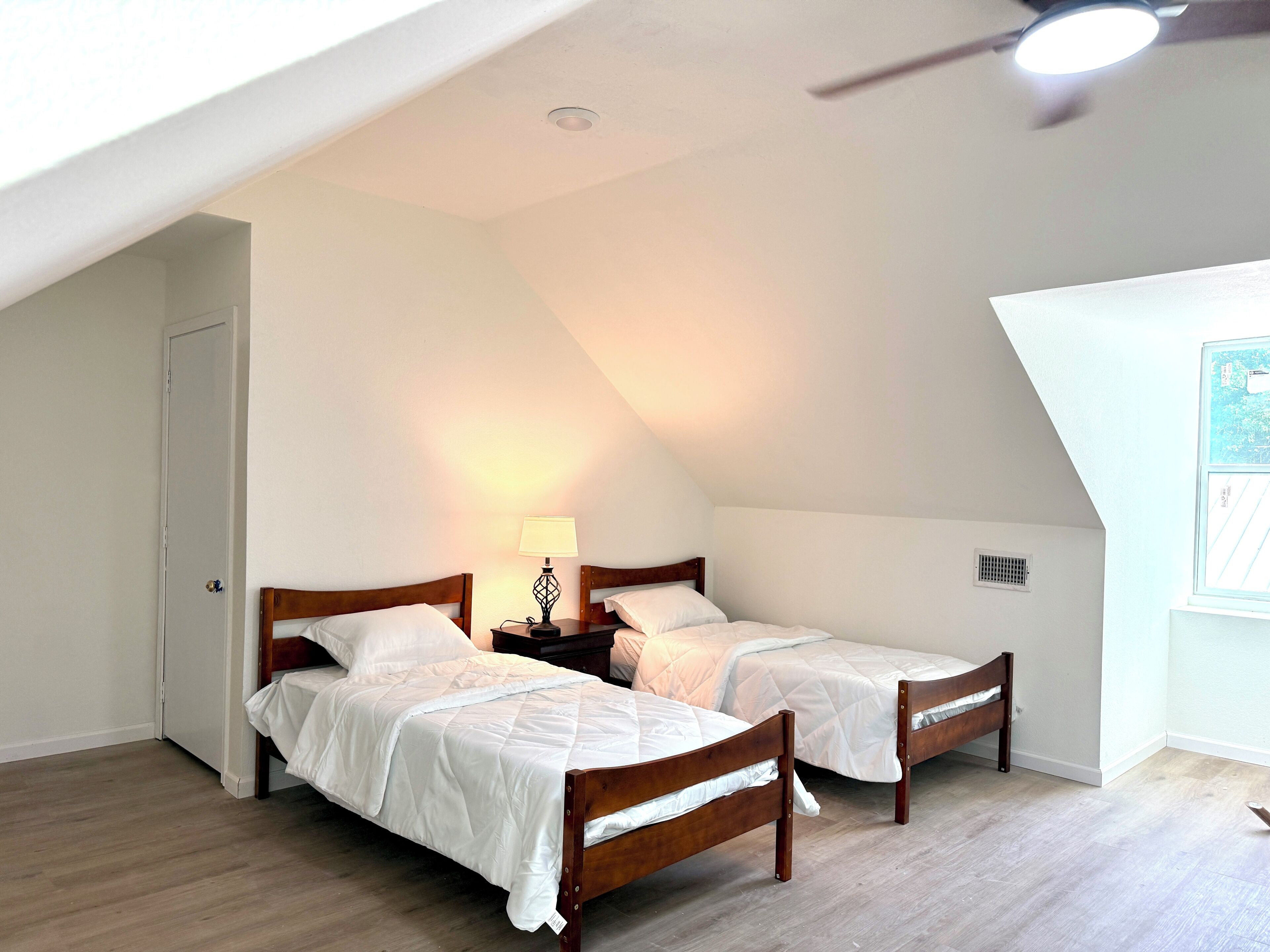 7 bedrooms, iron/ironing board, internet, bed sheets
