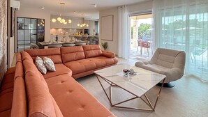 Living area - Beautiful home in Rasopasno (Rasopasno)
