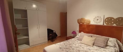5 chambres, fer et planche à repasser, draps fournis