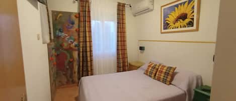 5 bedrooms, iron/ironing board, bed sheets