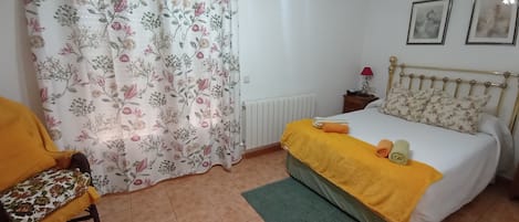 5 bedrooms, iron/ironing board, bed sheets